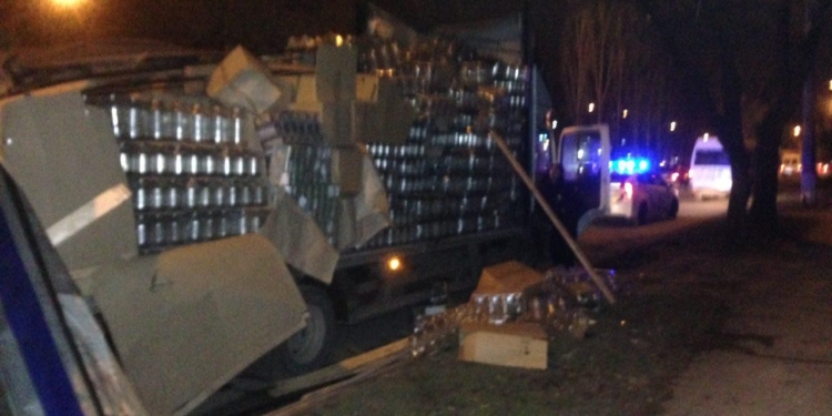В центре Николаева грузовик, полный стеклянных банок, врезался в дерево