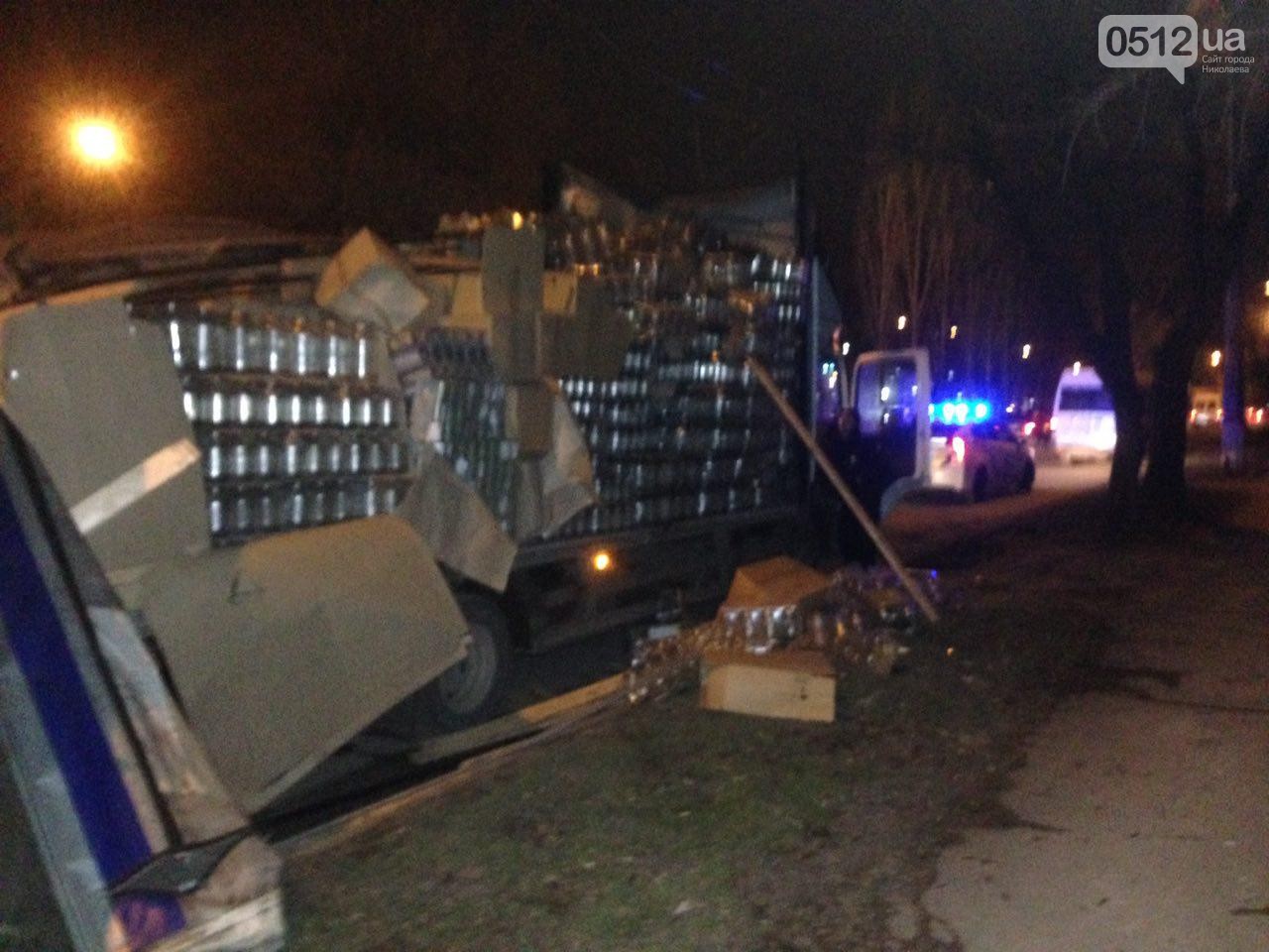 В центре Николаева грузовик, полный стеклянных банок, врезался в дерево