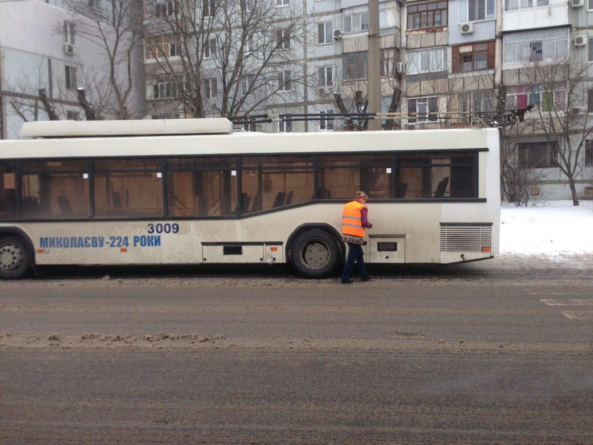 У троллейбуса в Николаеве на ходу отлетело колесо 4