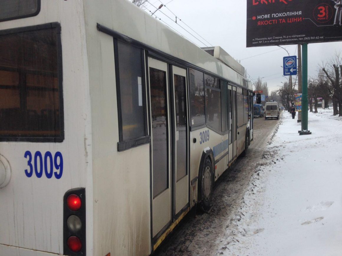 У троллейбуса в Николаеве на ходу отлетело колесо 6