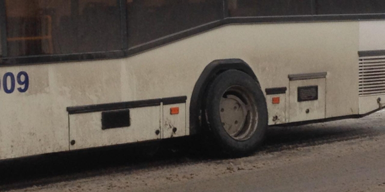 У троллейбуса в Николаеве на ходу отлетело колесо