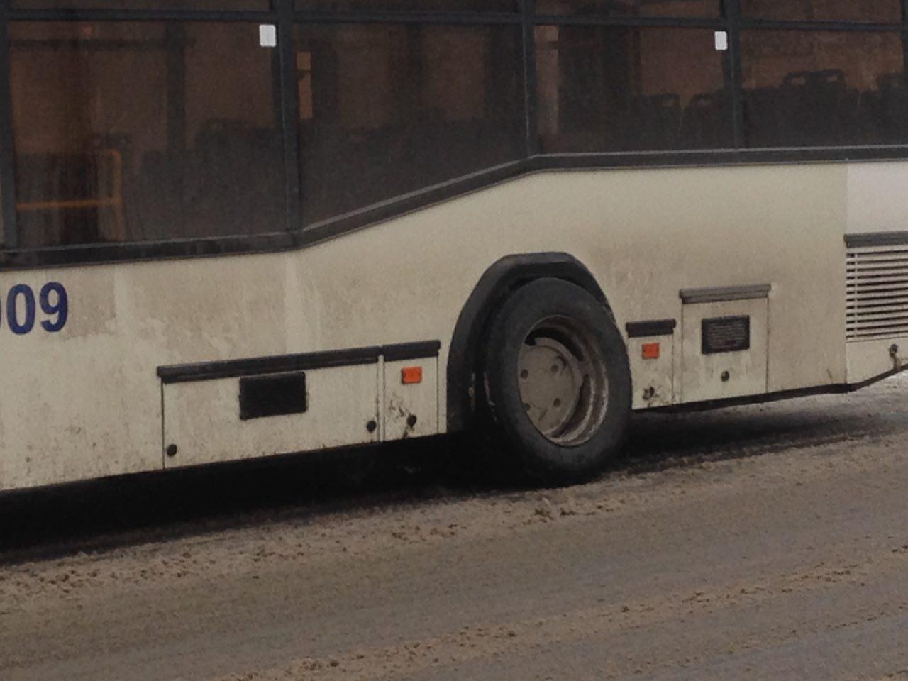 У троллейбуса в Николаеве на ходу отлетело колесо