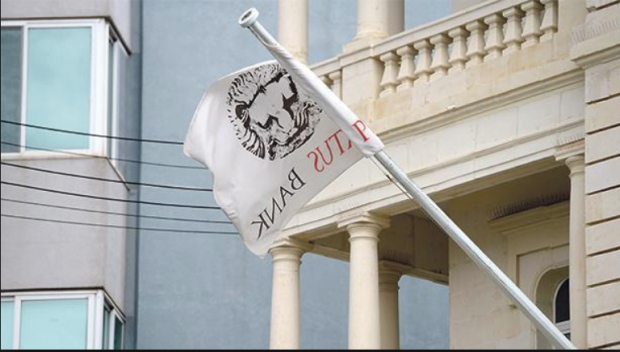 Россиянка-информатор убитой на Мальте журналистки сдалась властям  Греции