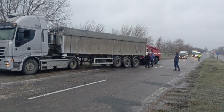Грузовик с прицепом съехал в кювет под Николаевом