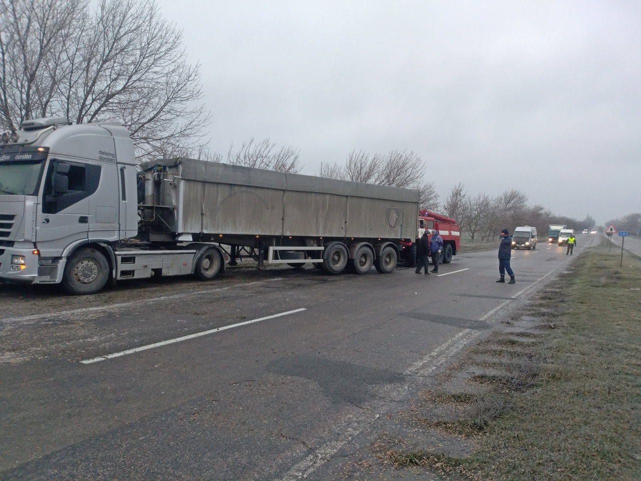 Грузовик с прицепом съехал в кювет под Николаевом