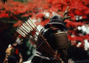 Воздушный бой на мечах показали самураи  Японии