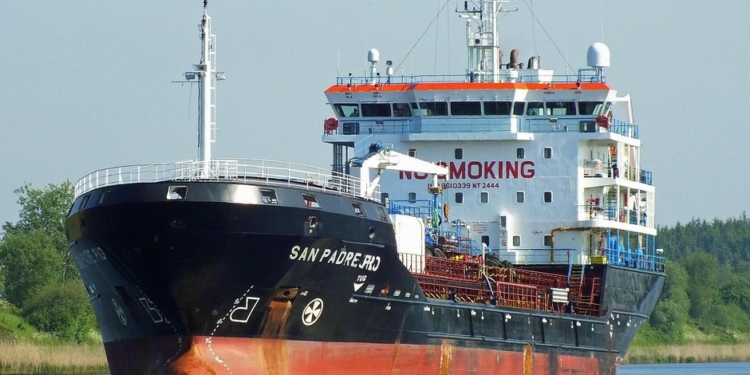 В Нигерии арестовали танкер с украинским экипажем – моряков обвиняют в нелегальной торговле топливом