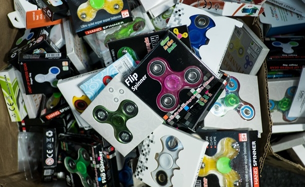 Евросоюз внес спиннеры в список опасных товаров