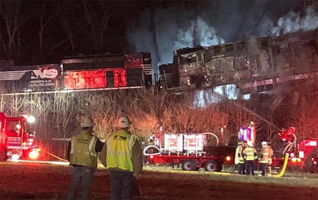 В США столкнулись два поезда и загорелись. Местных жителей эвакуировали 1
