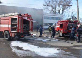 В Николаеве сгорел в депо троллейбус, пострадала женщина-водитель