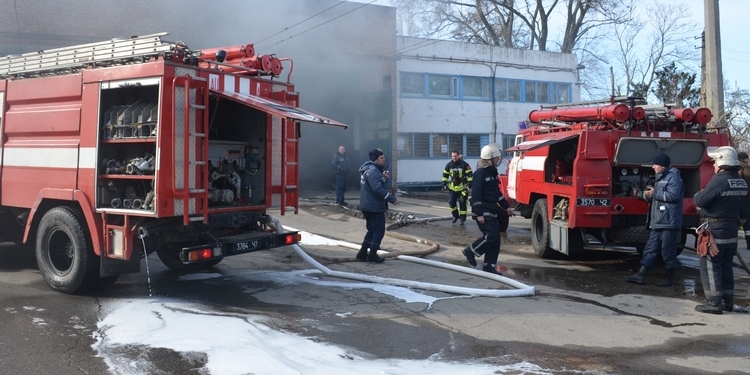 В Николаеве сгорел в депо троллейбус, пострадала женщина-водитель