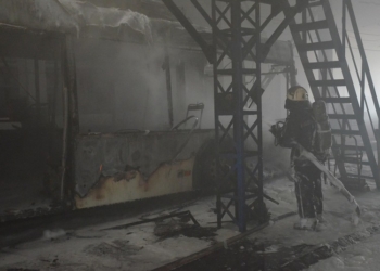 В Николаеве сгорел в депо троллейбус, пострадала женщина-водитель