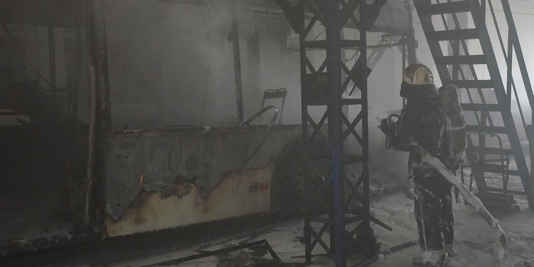 В Николаеве сгорел в депо троллейбус, пострадала женщина-водитель