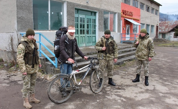 Пограничники задержали немца, который на велосипеде прорывался в Украину