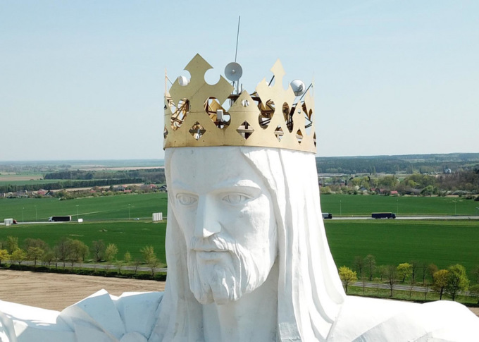 Крупнейшая в мире статуя Иисуса Христа в Польше начала раздавать интернет 1