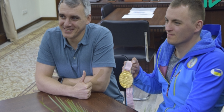 Сенкевич пообещал паралимпийцу Яровому квартиру через 2-3 месяца