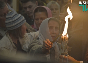 Сотни жителей Николаева пришли отстоять службу и получить Благодатный огонь в соборе Рождества Пресвятой Богородицы