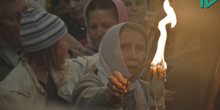 Сотни жителей Николаева пришли отстоять службу и получить Благодатный огонь в соборе Рождества Пресвятой Богородицы