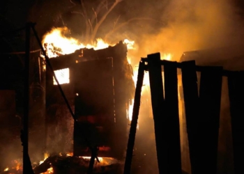 Вчера ночью в  Николаеве горел деревянный бокс – тушили 4 машины