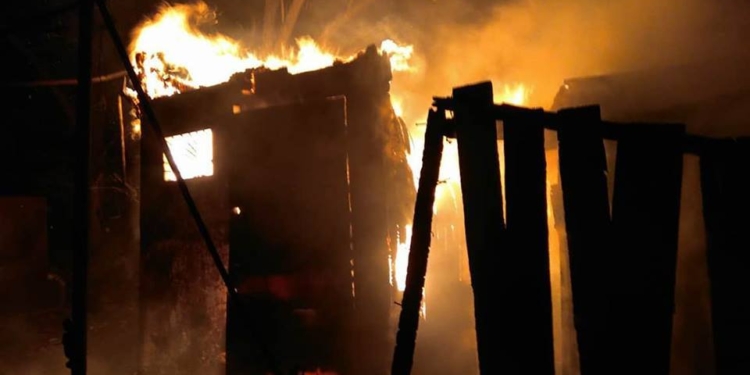 Вчера ночью в  Николаеве горел деревянный бокс – тушили 4 машины