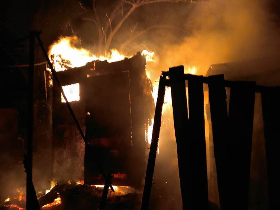 Вчера ночью в Николаеве горел деревянный бокс - тушили 4 машины 1