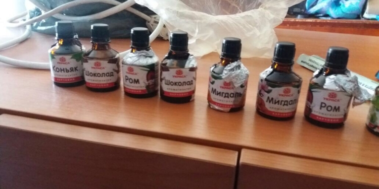 В Николаеве нынешний полицейский и бывший “мент” организовали алкобизнес – сами бодяжили и продавали в бары и рестораны