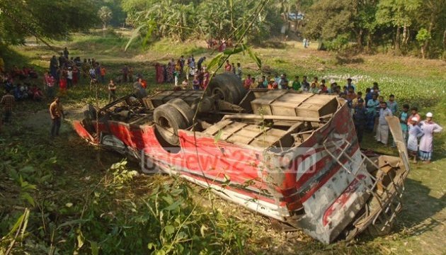 В Бангладеш перевернулся автобус - 8 погибших 3