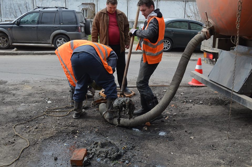 В Николаеве работники ГКП «Николаевводоканал» второй день пытаются прочистить канализационный коллектор по ул. Малая Морская 1