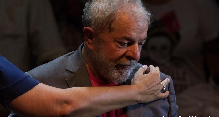 Сколько веревочке ни виться. Экс-президент Бразилии добровольно поехал в тюрьму