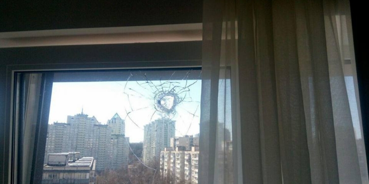 В Киеве пьяная компания молодых людей устроила стрельбу по окнам жилых квартир