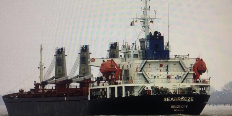 Суд арестовал российское судно, которое ворует песок у берегов Крыма