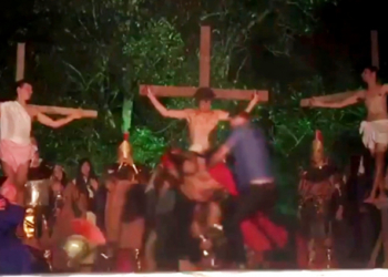 Великая сила искусства? В Бразилии во время пасхального представления мужчина решил «не дать Иисусу умереть» и напал на актера, игравшего римского солдата