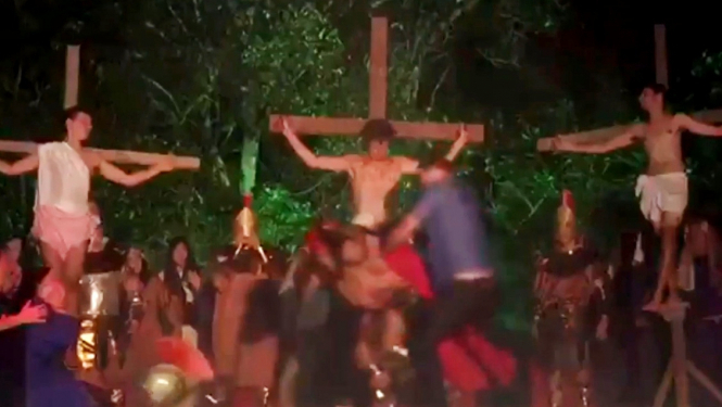 Великая сила искусства? В Бразилии во время пасхального представления мужчина решил «не дать Иисусу умереть» и напал на актера, игравшего римского солдата