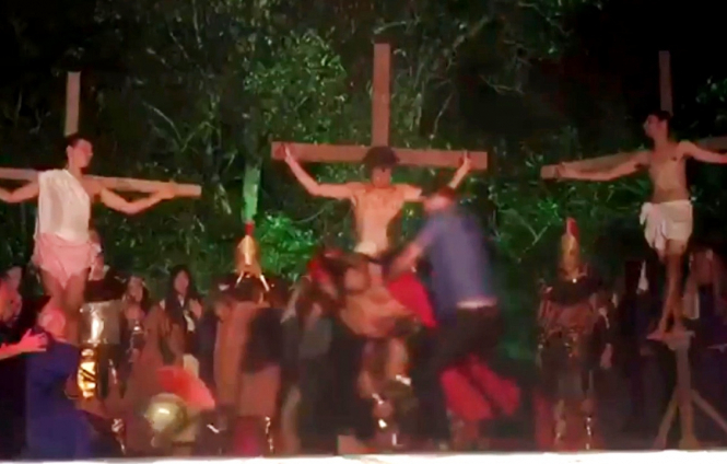 Великая сила искусства? В Бразилии во время пасхального представления мужчина решил «не дать Иисусу умереть» и напал на актера, игравшего римского солдата 1
