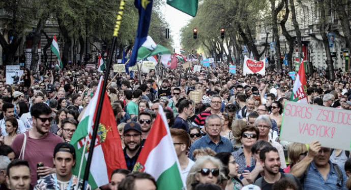В Будапеште тысячи венгров вышли на марш против действующего премьера Орбана