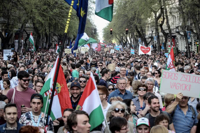 В Будапеште тысячи венгров вышли на марш против действующего премьера Орбана 3