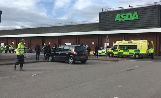 В Британии автомобиль врезался в толпу людей – есть пострадавшие