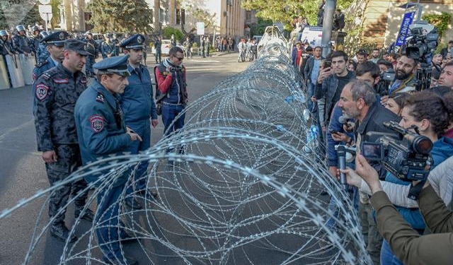 Столица Армении парализована протестами. В стычках правоохранителей и протестующих уже пострадало 46 человек