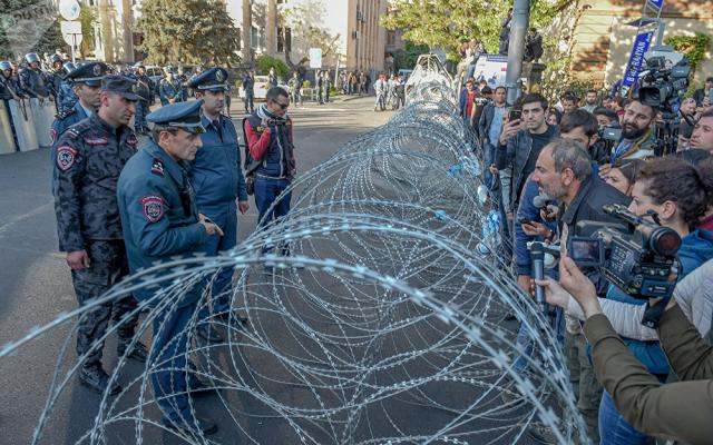 Столица Армении парализована протестами. В стычках правоохранителей и протестующих уже пострадало 46 человек 1