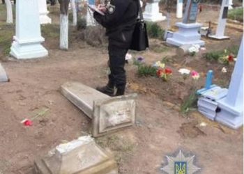 Ужас. В Одесской области трехлетнего ребенка убило могильной плитой