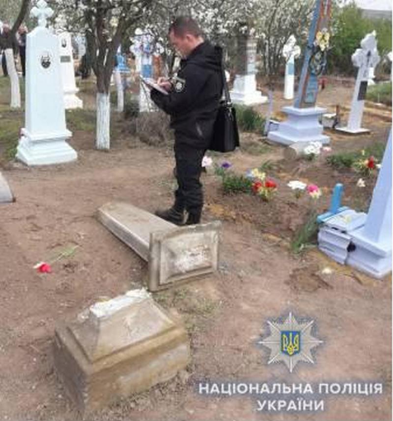 Ужас. В Одесской области трехлетнего ребенка убило могильной плитой 1