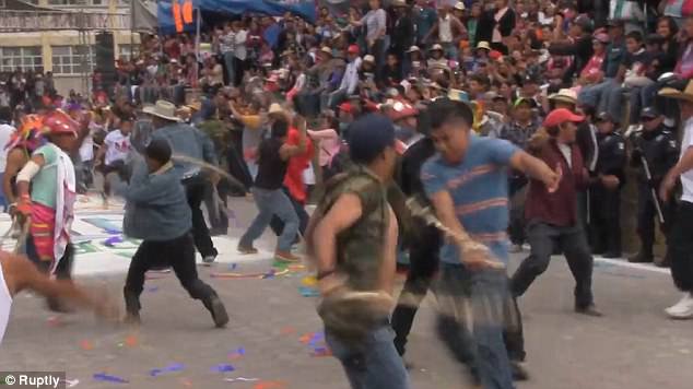 Своеобразная пасхальная традиция: мексиканцы избивали друг друга хлыстами ради искупления грехов 1
