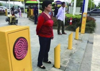 В китайском городе придумали, как бороться с пешеходами, пренебрегающими красным сигналом светофора, – их обливают водой