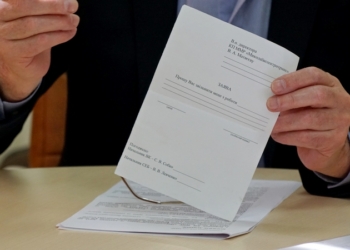 Все для родного коллектива: руководитель КП «Николаевэлектротранса» напечатал бланки заявлений на увольнение