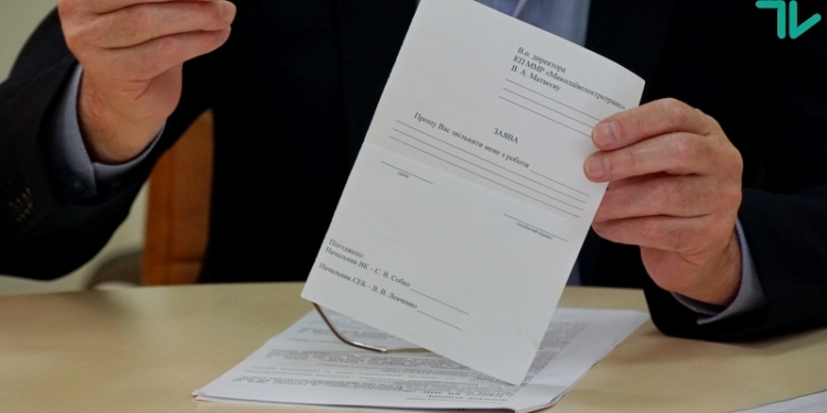 Все для родного коллектива: руководитель КП «Николаевэлектротранса» напечатал бланки заявлений на увольнение