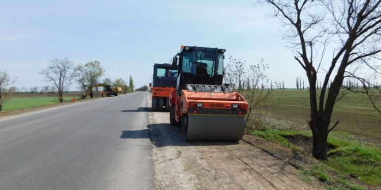 Ремонт автодороги Т-15-08 Калиновка-Снигиревка: николаевские дорожники отчитываются об укреплении обочин