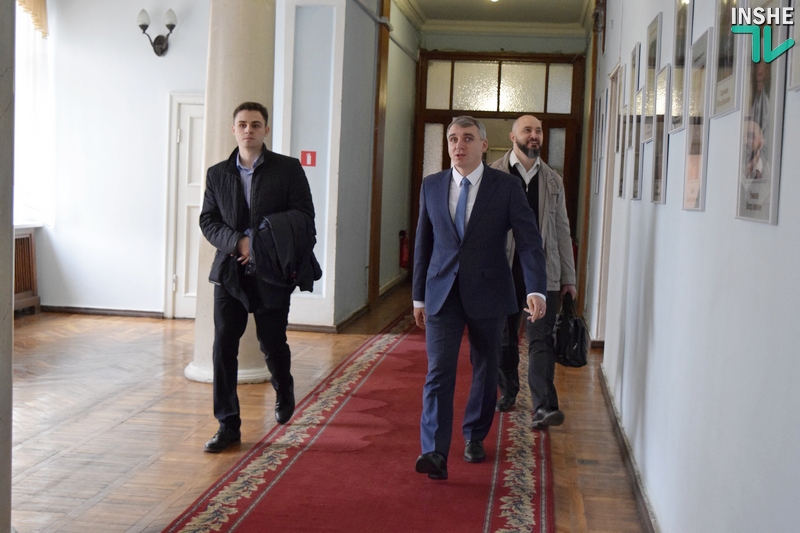 Мэр Николаева Александр Сенкевич вернулся в свой кабинет. Пустой 1