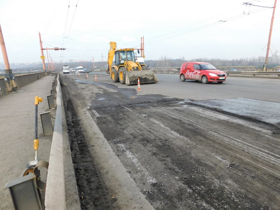 Дорожники отчитались о завершении ремонта покрытия на Ингульском мосту в Николаеве – ямы латали горячим асфальтобетоном 1