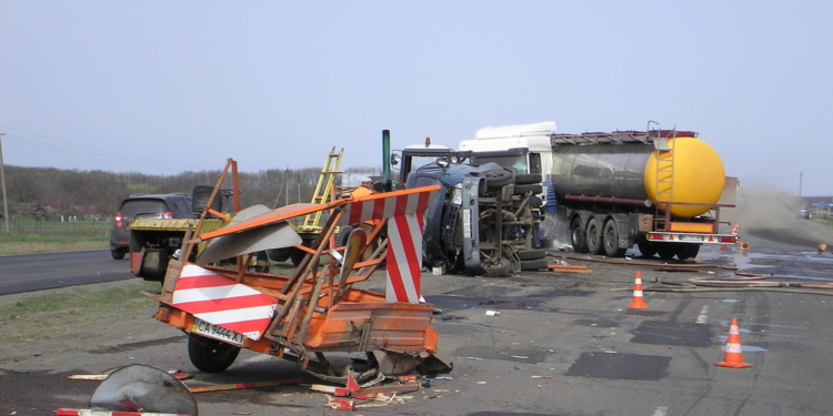 На трассе Киев-Одесса бензовоз врезался в бригаду рабочих