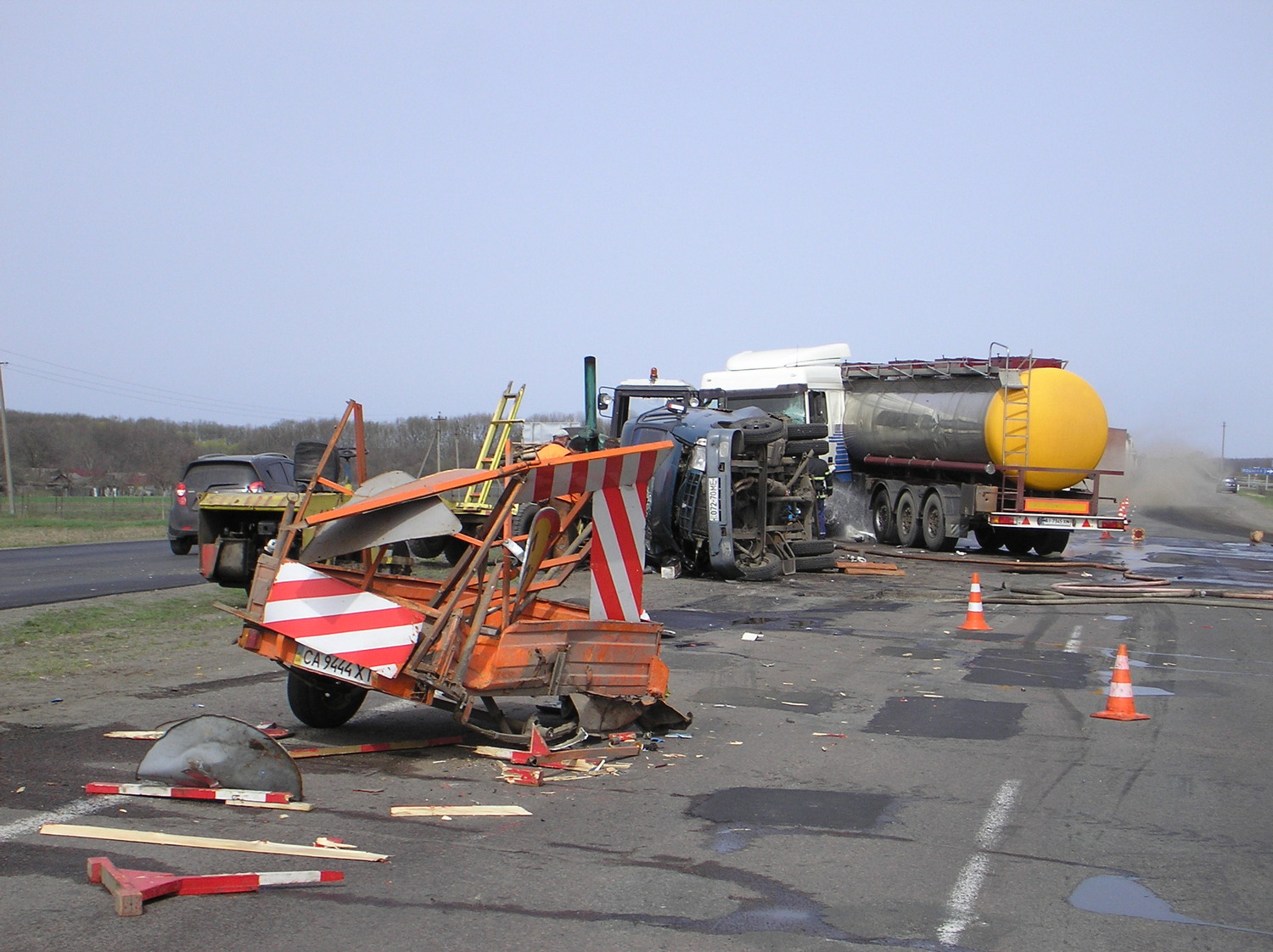 На трассе Киев-Одесса бензовоз врезался в бригаду рабочих